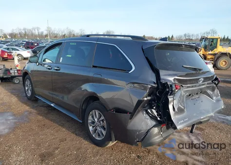 2025 Toyota Sienna Xle z USA, uszkodzony, nr VIN 5TDJSKFC5SS212582